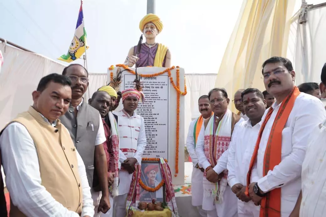CM साय ने रामपुर चौक में वीर शहीद सीताराम कंवर की मूर्ति का किया अनावरण CM साय ने रामपुर चौक में वीर शहीद सीताराम कंवर की मूर्ति का किया अनावरण