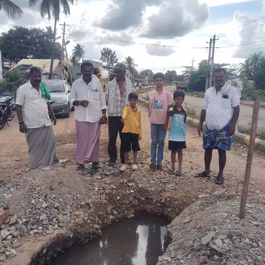 Mayakonda : ट्यूबवेल और सड़क के गड्ढे बंद करने की मांग Mayakonda : ट्यूबवेल और सड़क के गड्ढे बंद करने की मांग