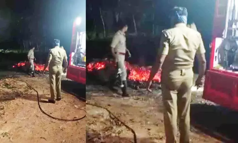नदी के किनारे जलाया जा रहा प्लास्टिक कचरा; स्थानीय लोगों को घने धुएं में सांस लेने में दिक्कत नदी के किनारे जलाया जा रहा प्लास्टिक कचरा; स्थानीय लोगों को घने धुएं में सांस लेने में दिक्कत