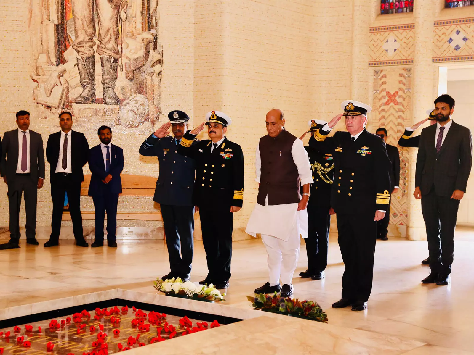 राजनाथ सिंह ने Canberra में ऑस्ट्रेलियाई युद्ध स्मारक पर श्रद्धांजलि अर्पित की राजनाथ सिंह ने Canberra में ऑस्ट्रेलियाई युद्ध स्मारक पर श्रद्धांजलि अर्पित की