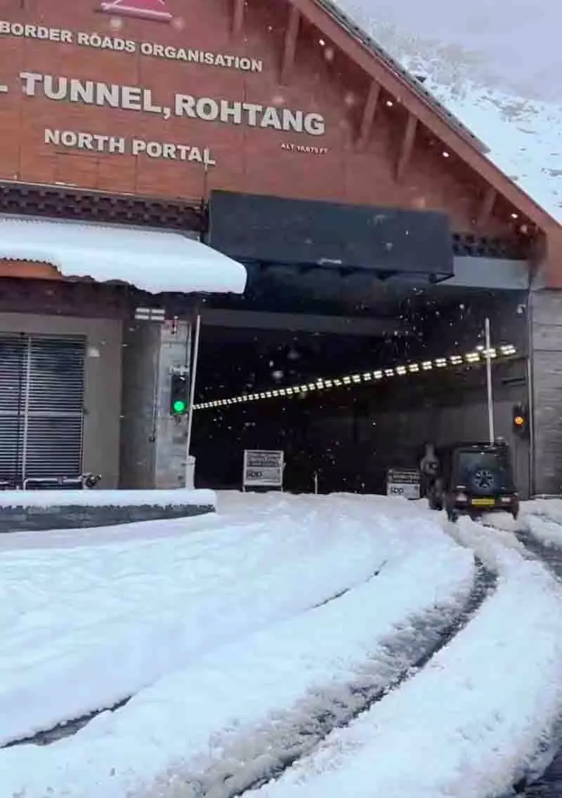 Himachal: बर्फबारी के बाद रोहतांग दर्रा यातायात के लिए बंद Himachal: बर्फबारी के बाद रोहतांग दर्रा यातायात के लिए बंद