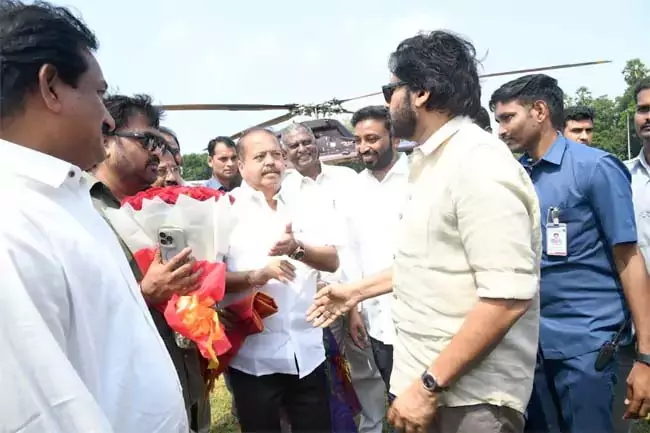 Andhra: उपमुख्यमंत्री पवन ने उप्पाडा मछुआरों से मुलाकात की Andhra: उपमुख्यमंत्री पवन ने उप्पाडा मछुआरों से मुलाकात की