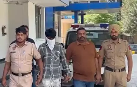 पुलिस ने हथियारों के साथ एक अपराधी को किया गिरफ्तार पुलिस ने हथियारों के साथ एक अपराधी को किया गिरफ्तार