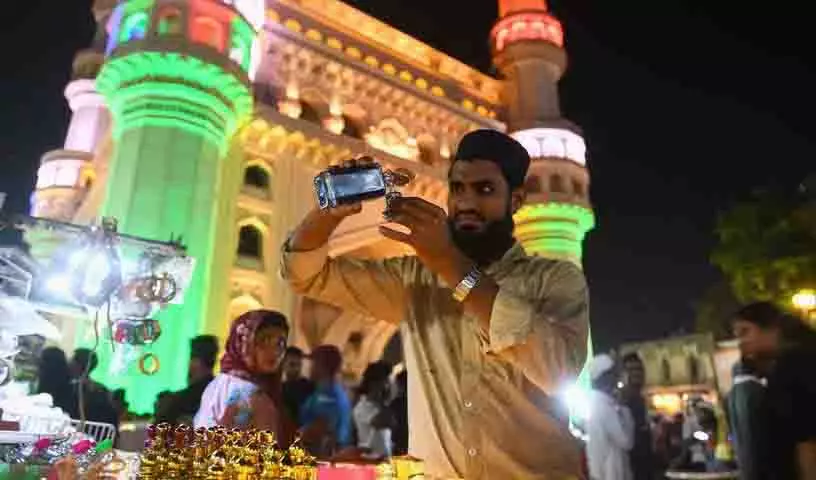 लगातार बारिश से Hyderabad के पुराने शहर में व्यापार प्रभावित लगातार बारिश से Hyderabad के पुराने शहर में व्यापार प्रभावित