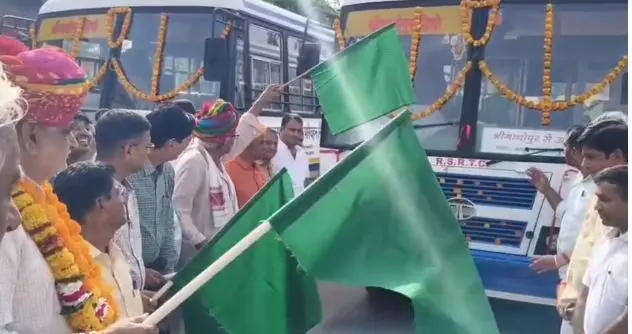 Jaipur: यूडीएच मंत्री ने रोडवेज बसों की परिचालन यात्रा का शुभारंभ किया Jaipur: यूडीएच मंत्री ने रोडवेज बसों की परिचालन यात्रा का शुभारंभ किया