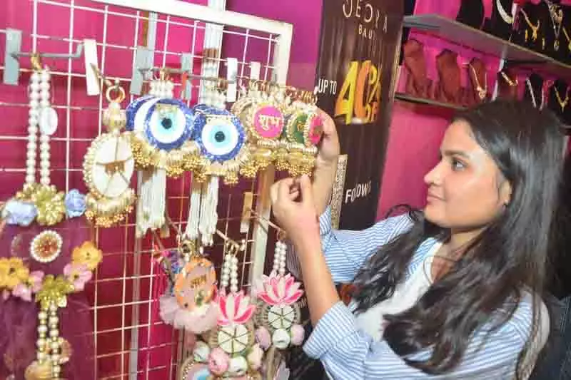 Karwa Chauth से पहले मेहंदी कलाकारों के पास महिलाओं की भीड़, बाजारों में रौनक Karwa Chauth से पहले मेहंदी कलाकारों के पास महिलाओं की भीड़, बाजारों में रौनक