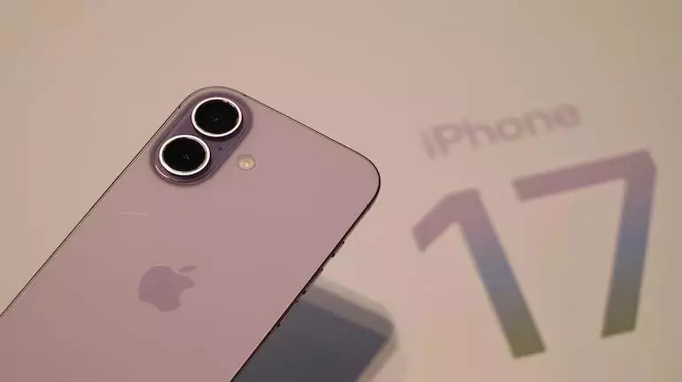 EMI पर iPhone 17 खरीद रहे हैं? जानिए इसका आपके क्रेडिट स्कोर पर क्या असर पड़ता है EMI पर iPhone 17 खरीद रहे हैं? जानिए इसका आपके क्रेडिट स्कोर पर क्या असर पड़ता है