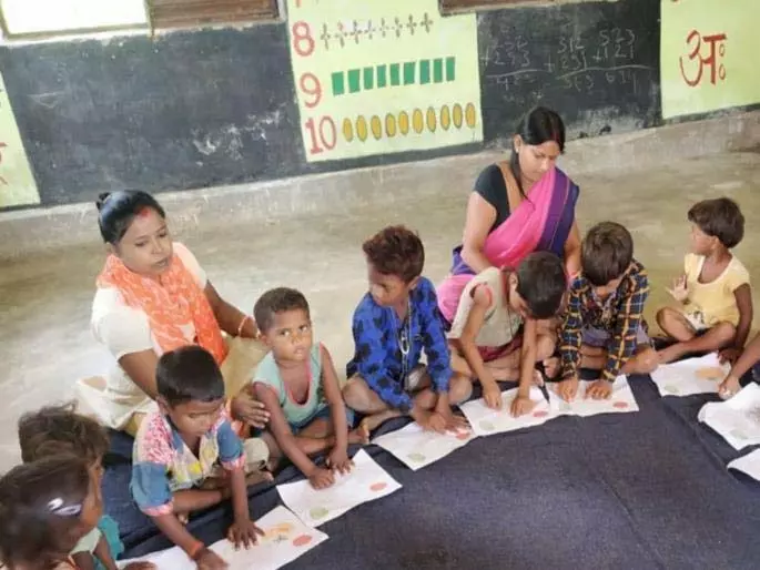 Anganwadi कार्यकर्ताओं का संघर्ष: सरकारी कर्मचारी का दर्जा, वेतन या लाभ नहीं Anganwadi कार्यकर्ताओं का संघर्ष: सरकारी कर्मचारी का दर्जा, वेतन या लाभ नहीं