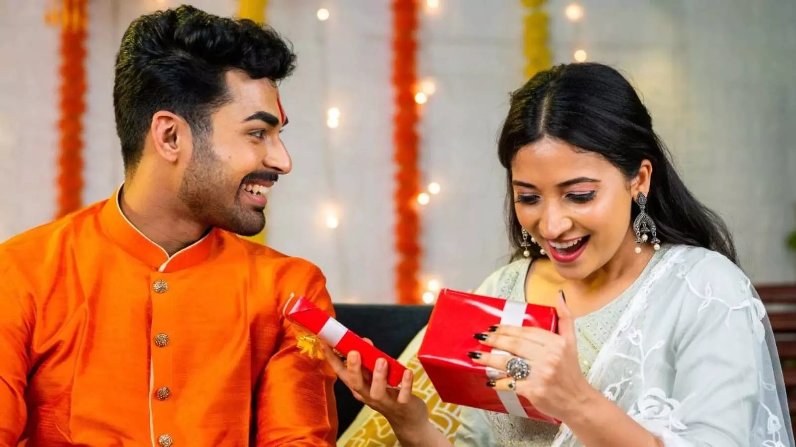 Karva Chauth पर पत्नी को गिफ्ट देना सिर्फ रस्म नहीं, रिश्तों में घोलता है प्यार – जानिए क्या रखें ध्यान Karva Chauth पर पत्नी को गिफ्ट देना सिर्फ रस्म नहीं, रिश्तों में घोलता है प्यार – जानिए क्या रखें ध्यान