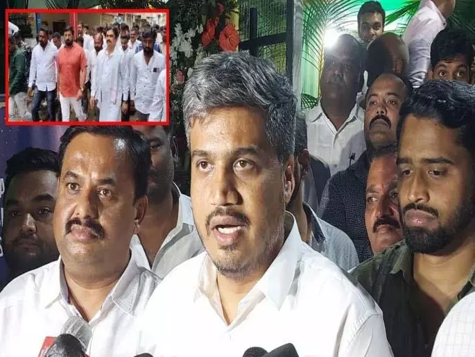 Rohit Pawar ने स्पीकर राम शिंदे पर आरोप लगाया, नीलेश घायवाल के निर्वासन पर सवाल उठाए Rohit Pawar ने स्पीकर राम शिंदे पर आरोप लगाया, नीलेश घायवाल के निर्वासन पर सवाल उठाए