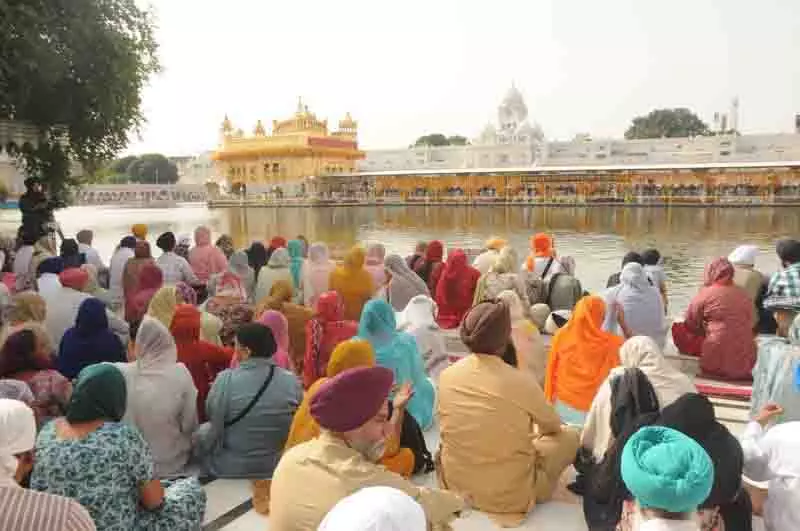 Amritsar: गुरु रामदास का प्रकाश पर्व मनाया गया Amritsar: गुरु रामदास का प्रकाश पर्व मनाया गया
