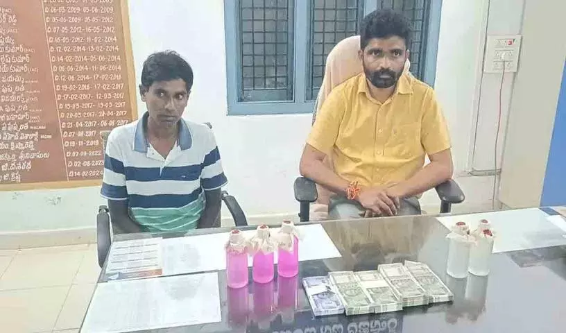 ACB ने तहसीलदार को 2 लाख रुपये की रिश्वत लेते पकड़ा ACB ने तहसीलदार को 2 लाख रुपये की रिश्वत लेते पकड़ा
