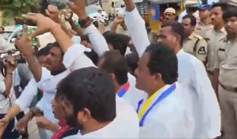 CM मुर्दाबाद..बीसी नेताओं के हाईकोर्ट पर नारे CM मुर्दाबाद..बीसी नेताओं के हाईकोर्ट पर नारे
