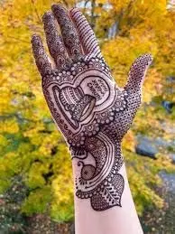 Karwa Chauth की मेहंदी में मिलाएं ये शुभ चीजें, बढ़ेगा प्यार और रिश्ते में आएगी मजबूती Karwa Chauth की मेहंदी में मिलाएं ये शुभ चीजें, बढ़ेगा प्यार और रिश्ते में आएगी मजबूती