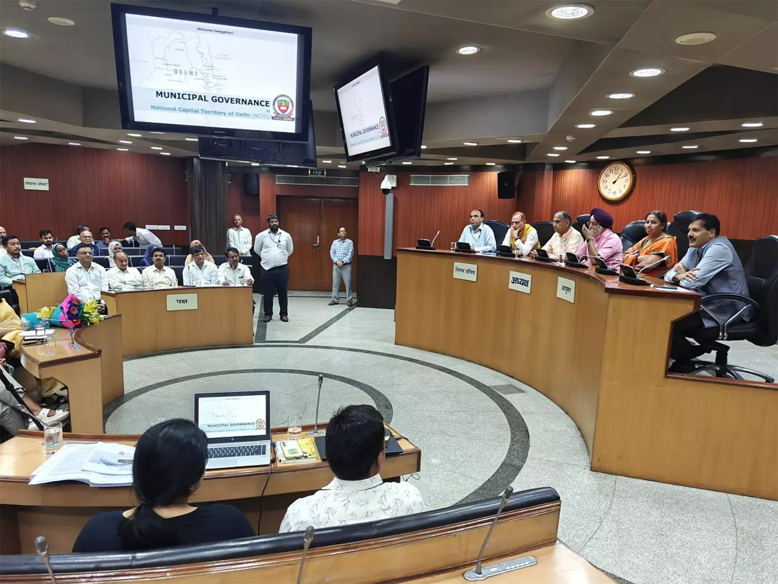 लगभग 30 सदस्यों वाले अंतर्राष्ट्रीय प्रतिनिधिमंडल ने Delhi Mayor से मुलाकात की लगभग 30 सदस्यों वाले अंतर्राष्ट्रीय प्रतिनिधिमंडल ने Delhi Mayor से मुलाकात की