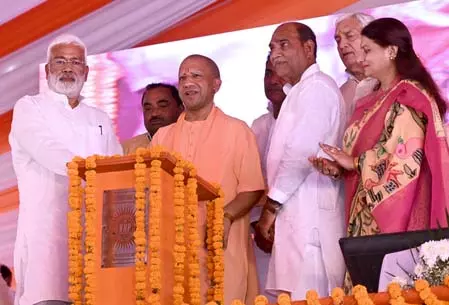 सपा प्रमुख को संत परंपरा में सांप्रदायिकता दिखती है, दंगाइयों में शांति दूत नजर आते हैं : सीएम योगी सपा प्रमुख को संत परंपरा में सांप्रदायिकता दिखती है, दंगाइयों में शांति दूत नजर आते हैं : सीएम योगी