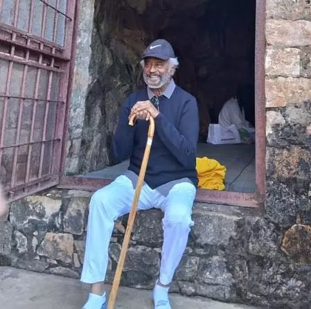 सुपरस्टार रजनीकांत ने हिमालय में महावतार बाबाजी की गुफा में लगाया ध्यान सुपरस्टार रजनीकांत ने हिमालय में महावतार बाबाजी की गुफा में लगाया ध्यान