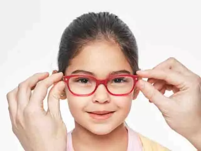 चश्मा हटाने के घरेलू नुस्खे: आंखों की देखभाल के आसान उपाय चश्मा हटाने के घरेलू नुस्खे: आंखों की देखभाल के आसान उपाय