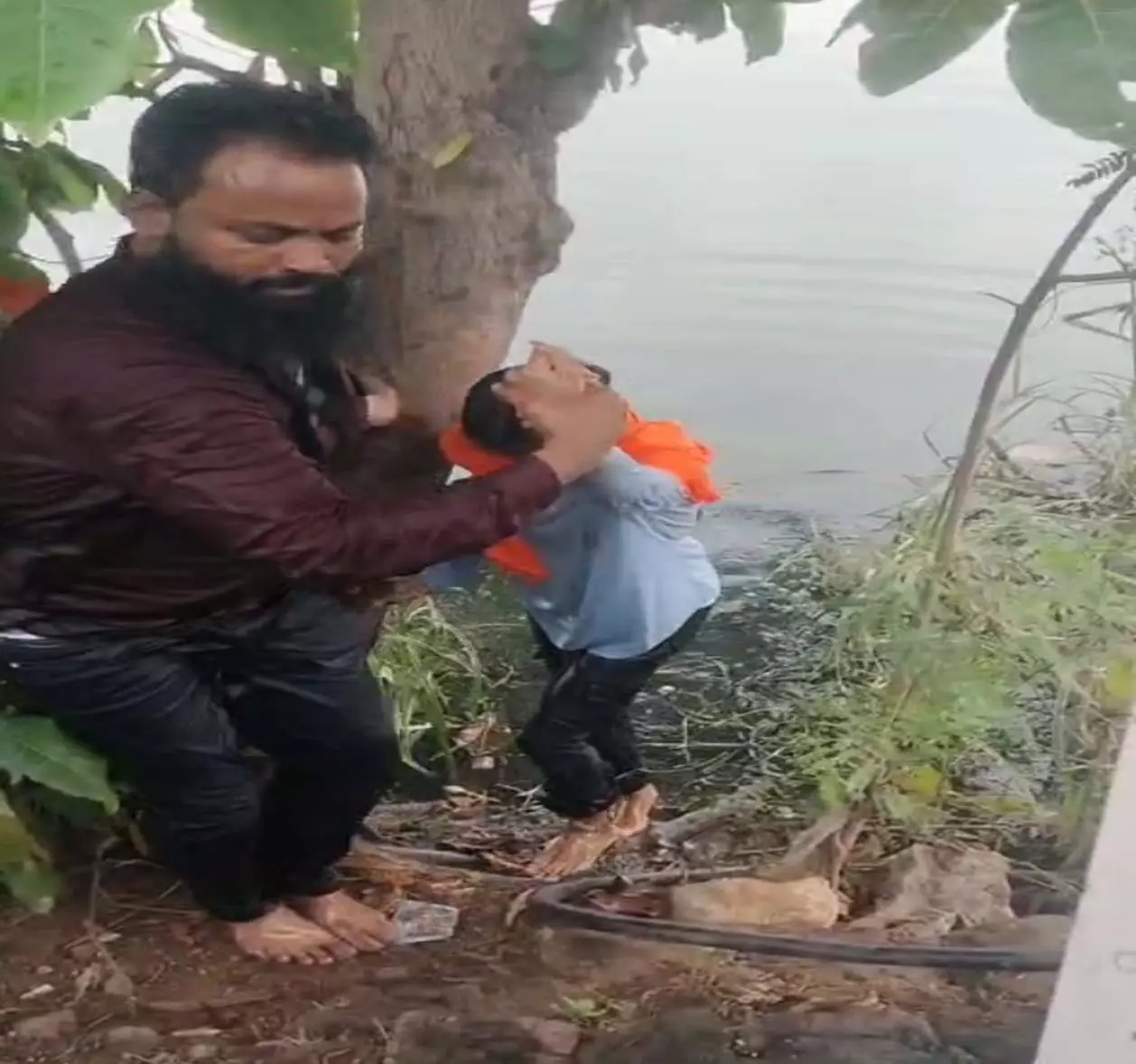 Raipur Breaking: बूढ़ातालाब में कूद रही लड़की को मम्मा खान ने बहादुरी से बचाया Raipur Breaking: बूढ़ातालाब में कूद रही लड़की को मम्मा खान ने बहादुरी से बचाया