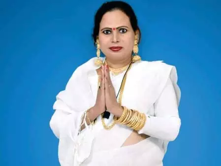 बिहार चुनाव में जनसुराज का अनोखा प्रयोग, भोरे से प्रीति किन्नर को चुनावी मैदान में उतारा बिहार चुनाव में जनसुराज का अनोखा प्रयोग, भोरे से प्रीति किन्नर को चुनावी मैदान में उतारा