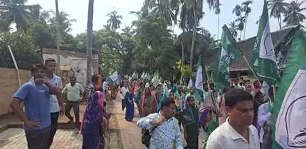 बीजद की राज्यव्यापी पदयात्रा गोपबंधु दास की जन्मभूमि से शुरू, नेताओं ने बताया ‘जनसेवा का संकल्प’ बीजद की राज्यव्यापी पदयात्रा गोपबंधु दास की जन्मभूमि से शुरू, नेताओं ने बताया ‘जनसेवा का संकल्प’
