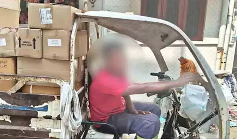 कचरा गाड़ी में भरकर ले जाई जा रही दवाइयां.. संविदा डॉक्टर निलंबित कचरा गाड़ी में भरकर ले जाई जा रही दवाइयां.. संविदा डॉक्टर निलंबित