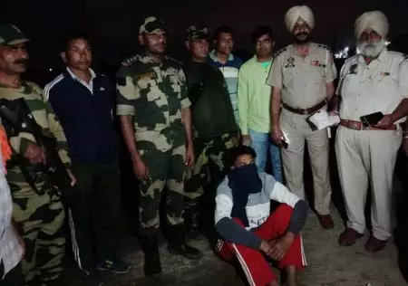 बीएसएफ की बड़ी कामयाबी, ड्रोन से गिराए गए पिस्तौल बरामद, एक तस्कर गिरफ्तार बीएसएफ की बड़ी कामयाबी, ड्रोन से गिराए गए पिस्तौल बरामद, एक तस्कर गिरफ्तार