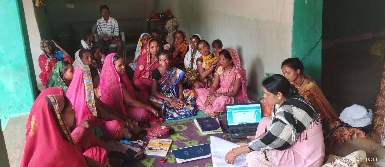 बैंक सखी बालेश्वरी गांव-गांव में पहुंचा रहीं हैं बैंकिंग सुविधाएं बैंक सखी बालेश्वरी गांव-गांव में पहुंचा रहीं हैं बैंकिंग सुविधाएं