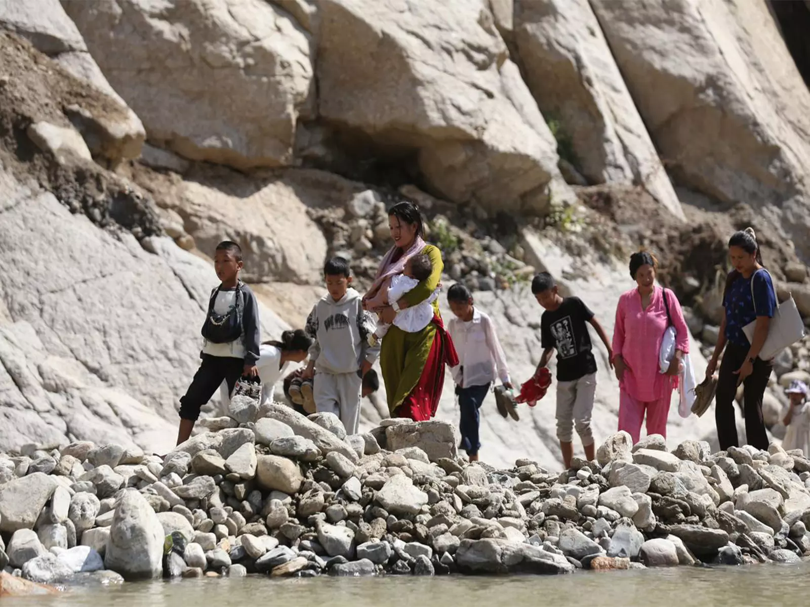 Nepal में भारी बारिश के बाद राजमार्ग बाधित, यात्रियों को चिपके हुए रास्ते से जाना पड़ा Nepal में भारी बारिश के बाद राजमार्ग बाधित, यात्रियों को चिपके हुए रास्ते से जाना पड़ा