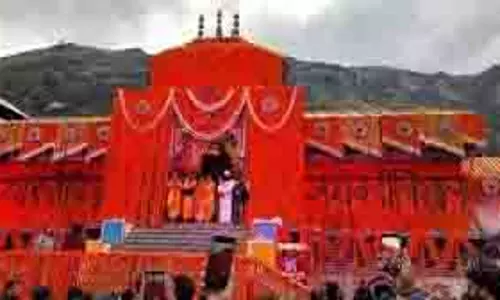 Uttarakhand: बद्रीनाथ धाम में उमड़ी श्रद्धालुओं की भारी भीड़