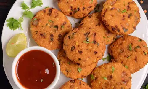 Masoor Dal Vada: सभी सदस्यों को पसंद आएगी यह स्वादिष्ट डिश