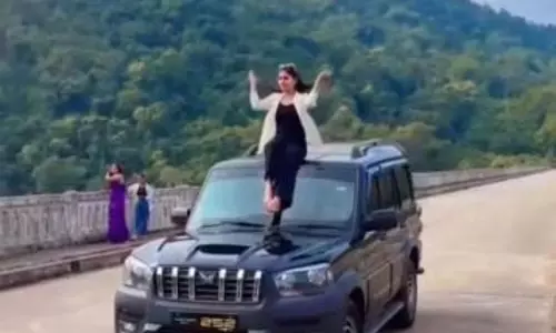 स्कॉर्पियो में युवती ने की स्टंट, वीडियो वायरल होने पर पुलिस ने दिखाई सख्ती स्कॉर्पियो में युवती ने की स्टंट, वीडियो वायरल होने पर पुलिस ने दिखाई सख्ती