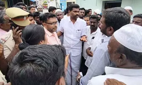 कुत्तों का बढ़ता आतंक: गली में खेल रहे 4 साल के बच्चे को कुत्तों ने काट लिया कुत्तों का बढ़ता आतंक: गली में खेल रहे 4 साल के बच्चे को कुत्तों ने काट लिया
