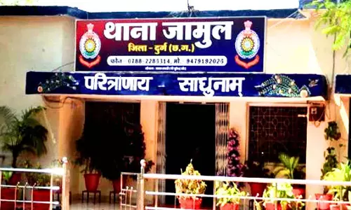 कुत्ते के भौंकने पर गुस्सा हुआ युवक, बेजुबान को जमकर पीटा