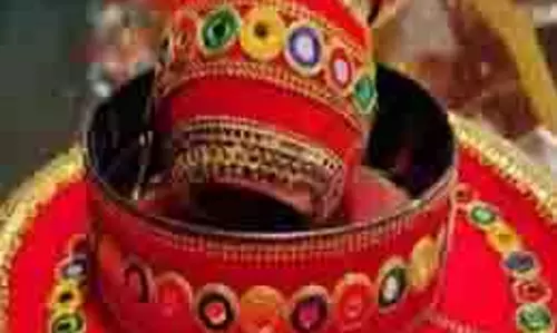 Karwa Chauth 2025: करवा चौथ पर क्यों किया जाता है मिट्टी के बर्तन का इस्तेमाल धार्मिक महत्व Karwa Chauth 2025: करवा चौथ पर क्यों किया जाता है मिट्टी के बर्तन का इस्तेमाल धार्मिक महत्व