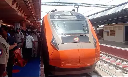 Tamil Nadu : वंदे भारत ट्रेन आज से कोविलपट्टी में रुकेगी Tamil Nadu : वंदे भारत ट्रेन आज से कोविलपट्टी में रुकेगी