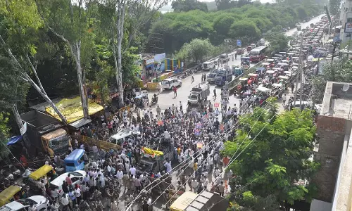 Indore : 1000 ट्रैक्टरों पर सवार होकर किसानों ने ग्रीन फील्ड कॉरिडोर के खिलाफ किया विरोध प्रदर्शन