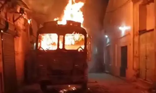 Cuttack : मालगोदाम में दाल ले जा रहे ट्रक में आग लगी, चालक गंभीर