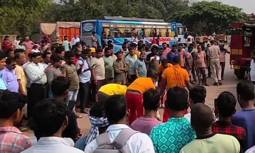 Odisha : सुंदरगढ़ में तेज रफ्तार ट्रक की चपेट में आने से महिला की मौत, बेटा गंभीर
