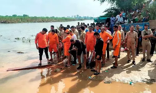 आगरा नदी में दशहरा मूर्ति विसर्जन के दौरान डूबने से मौत: 12 शव बरामद आगरा नदी में दशहरा मूर्ति विसर्जन के दौरान डूबने से मौत: 12 शव बरामद