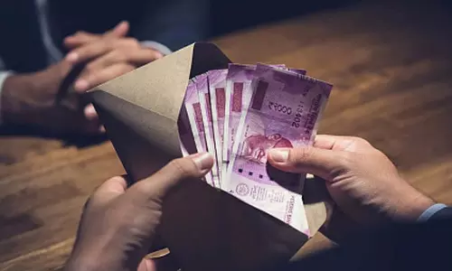 Bhopal : लोकायुक्त ने 8000 रुपये की रिश्वत लेते तीन आरईएस कर्मचारियों को पकड़ा
