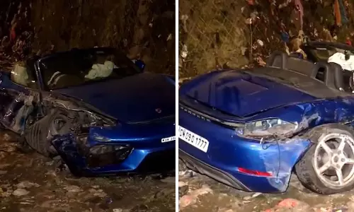 Mumbai : BMW के साथ कथित हाई-स्पीड रेस के दौरान वेस्टर्न एक्सप्रेस हाईवे पर पोर्श दुर्घटनाग्रस्त Mumbai : BMW के साथ कथित हाई-स्पीड रेस के दौरान वेस्टर्न एक्सप्रेस हाईवे पर पोर्श दुर्घटनाग्रस्त