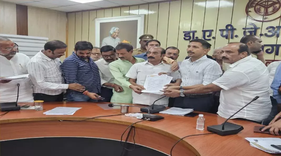 Lucknow: जिलाधिकारी को सौंपा आदर्श व्यापार मंडल का ज्ञापन
