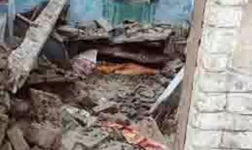 Aligarh: मकान की छत गिरी, मलबे में दबी गर्भवती महिला Aligarh: मकान की छत गिरी, मलबे में दबी गर्भवती महिला