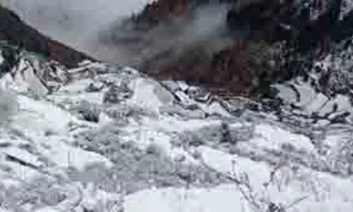 Uttarakhand: बारिश और बर्फबारी से गिरा पारा, ठंड ने दी दस्तक