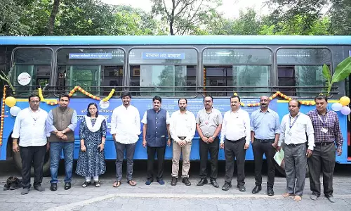 PMPML ने स्क्रैप बस में मुफ्त पुस्तकालय खोला; भाजपा विधायक ने 250 किताबें दान कीं
