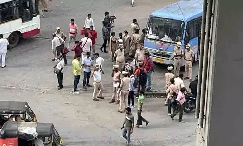 BRS के ‘चलो बस भवन’ विरोध प्रदर्शन के दौरान तनाव फैला BRS के ‘चलो बस भवन’ विरोध प्रदर्शन के दौरान तनाव फैला