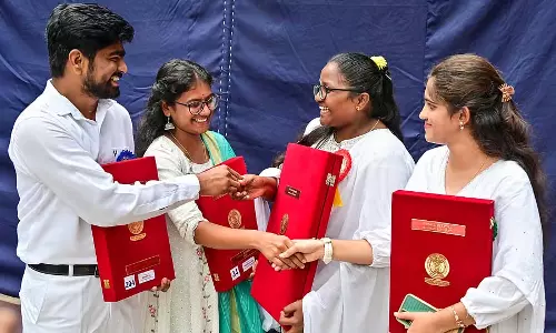 बेंगलुरु विश्वविद्यालय: रेहड़ी-पटरी वाले की बेटी और ऑटो चालक के बेटे ने जीता स्वर्ण पदक बेंगलुरु विश्वविद्यालय: रेहड़ी-पटरी वाले की बेटी और ऑटो चालक के बेटे ने जीता स्वर्ण पदक