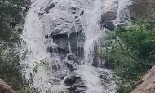Anekal : खूबसूरत मुत्यालामाडु झरना Anekal : खूबसूरत मुत्यालामाडु झरना