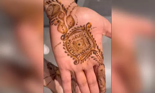 Priyanka Chopra जोनास ने करवा चौथ से पहले निकोलस की मेहंदी दिखाई Priyanka Chopra जोनास ने करवा चौथ से पहले निकोलस की मेहंदी दिखाई